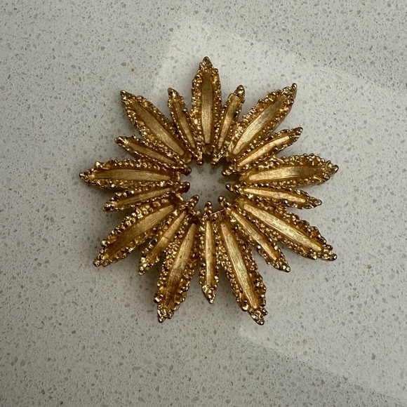 Vintage Gold Tone Starburst Flower Brooch Avon MCM Mid-Century Modern - Picture 2 of 6